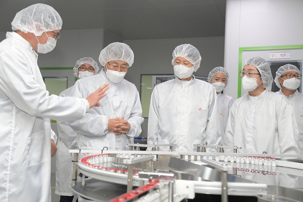 김강립 식약처장(오른쪽에서 네번째)이 지난 9월 29일 경북 SK바이오사이언스 안동 공장을 방문해 코로나19 백신 생산 현장을 점검하고 있다.(사진=식약처)
