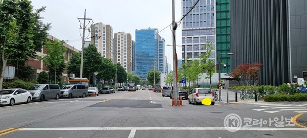 서울시 금천구 가산동의 도로중앙에 전봇대가 알박기하듯 도로 한가운데 있어 차량통행을 방해하고있다 코리아일보 사진=윤수진기자