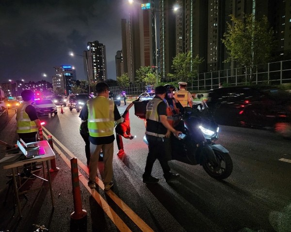 부천시가 지난 5일, 경찰·한국교통안전공단과 합동으로 서해안로(부천 구간)에서 불법 오토바이에 대한 야간 합동단속을 실시하고 있다