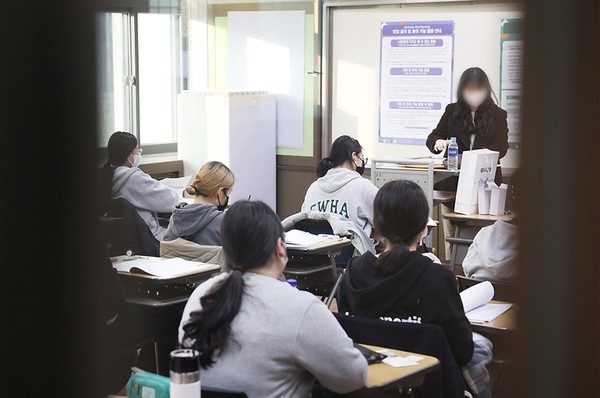 2023학년도 대학수학능력시험일(수능)인 작년 11월 17일 오전 서울 중구 이화여자외국어고등학교에 마련된 고사실에서 수험생들이 시험을 준비하고 있다. (사진=문화체육관광부 국민소통실 제공)