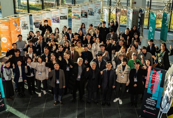 ‘웹툰융합센터 네트워킹 데이’  행사 참여자들 단체 기념촬영 모습