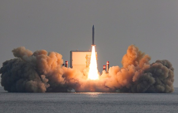 국방과학연구소의 고체추진 우주발사체 기술을 활용한 민간 상용 위성이 지난 4일 오후 제주도 인근 해상에서 발사되고 있다. (사진=국방부 제공)
