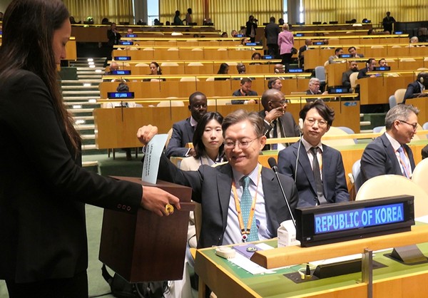 황준국 유엔대사가 지난해 6월 유엔 안보리 비상임이사국 선거에 투표하고 있다. (사진=외교부 제공)